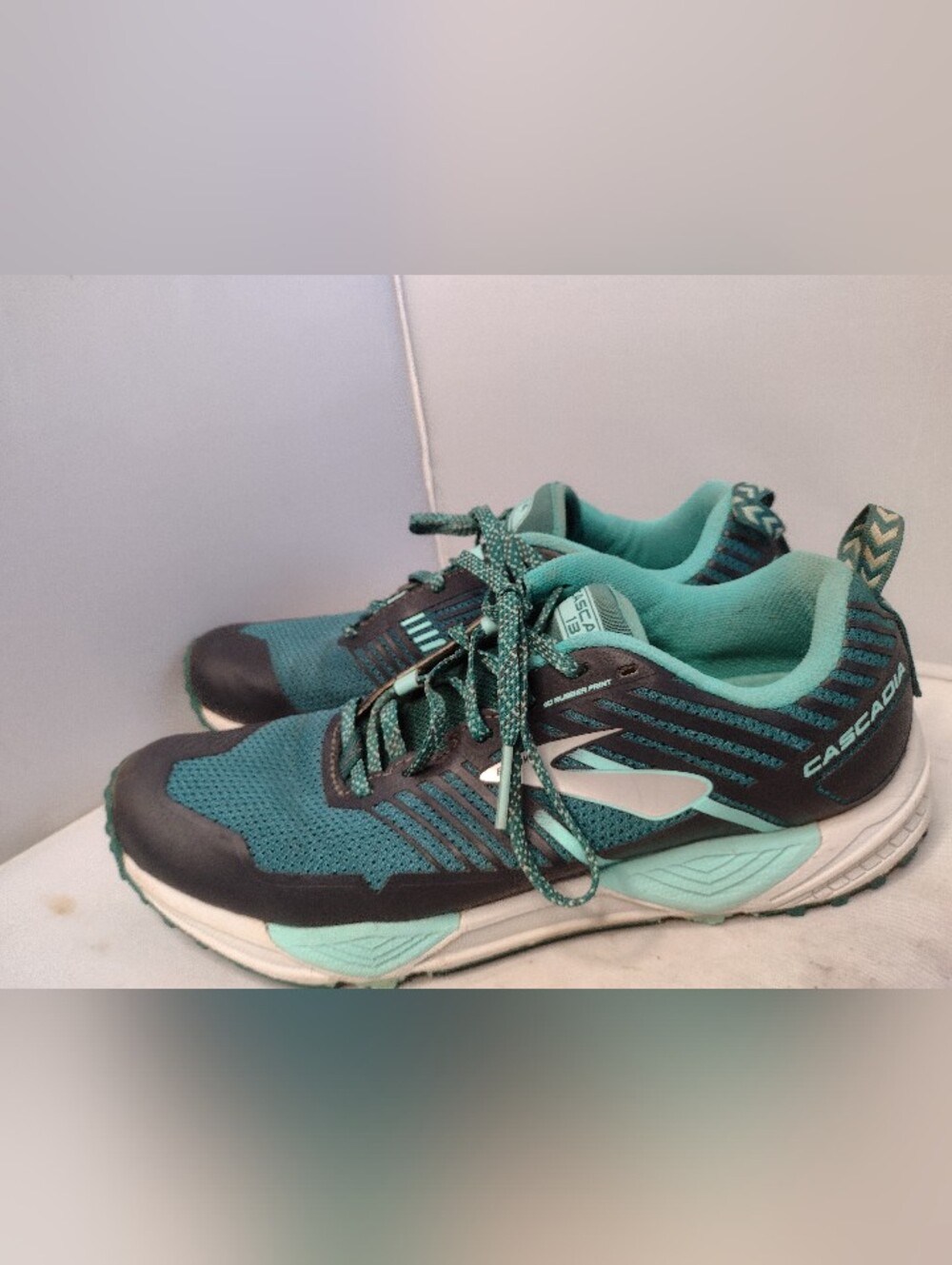 Brooks Cascadia 13 Women's Size 9.5 B Sneakers Running Shoes Green RR